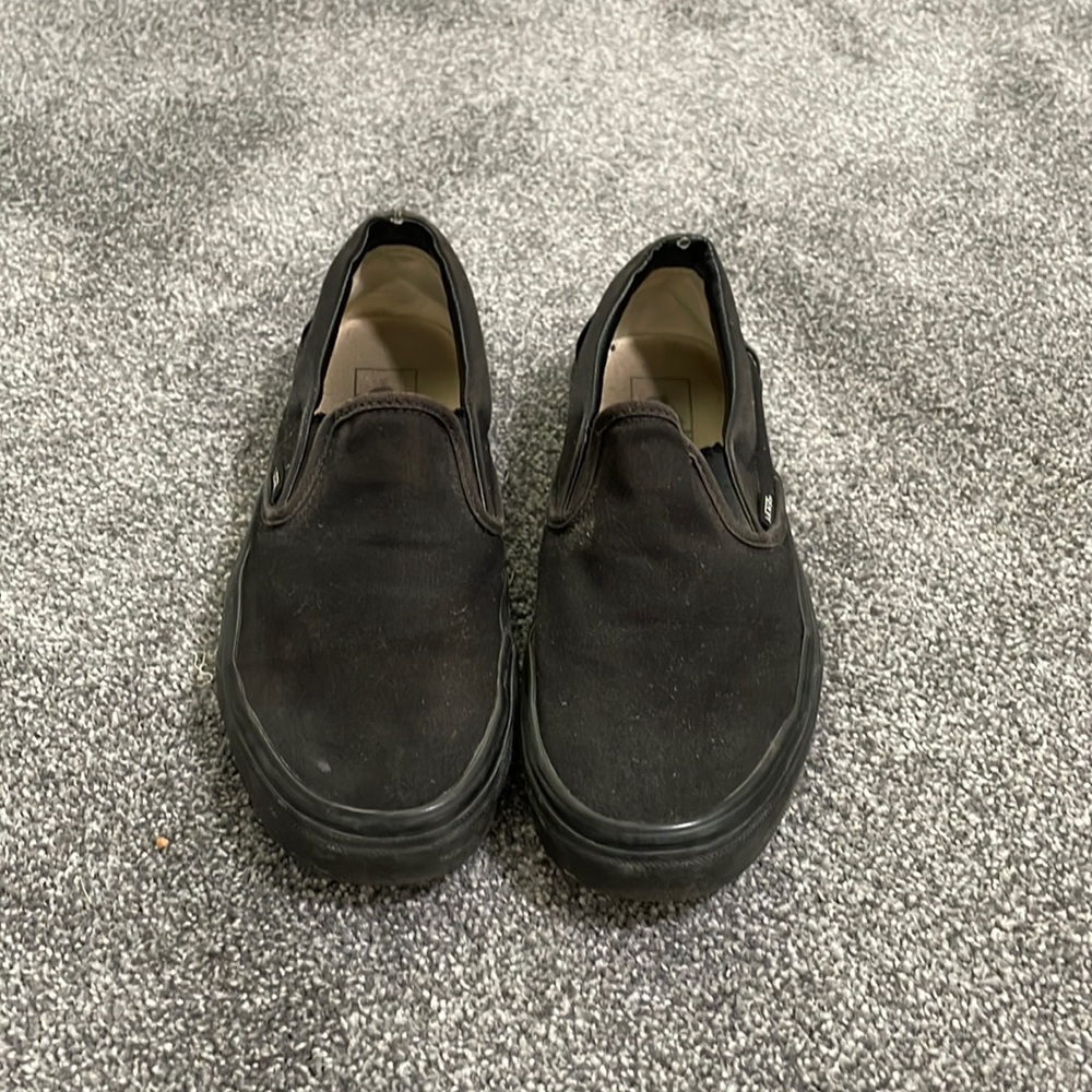 Women’s size 8.5 or men’s size 7 black vans.